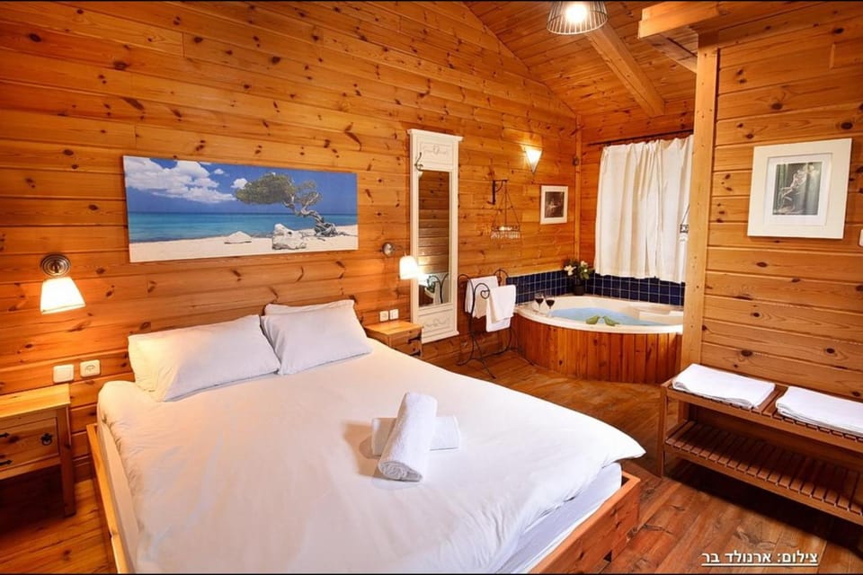 Bed, Living room, Bedroom, towels