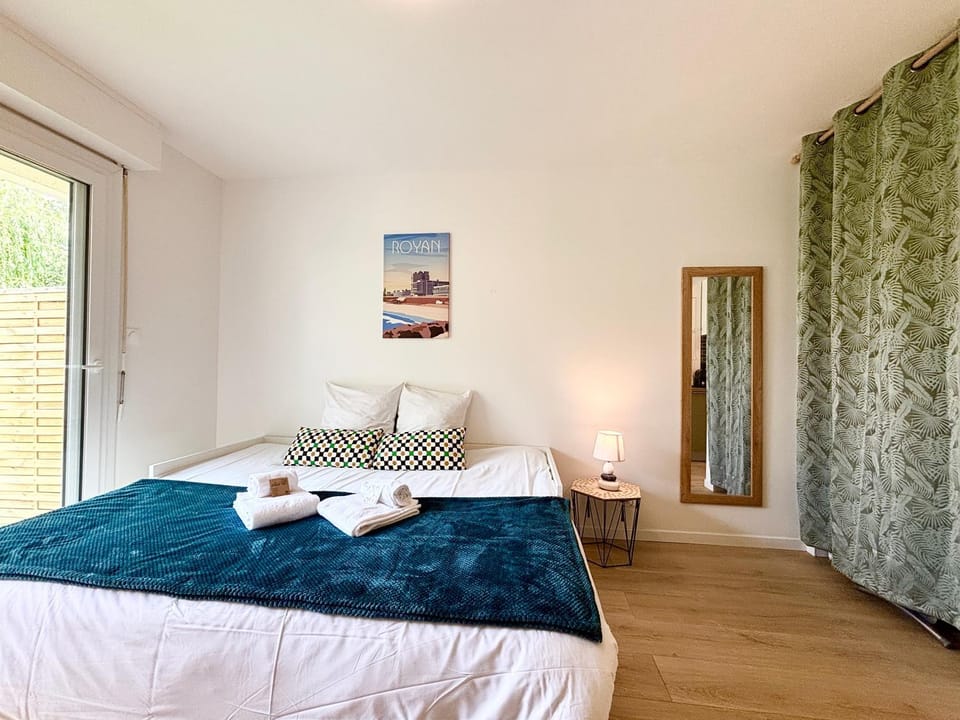 Bed, Bedroom, towels