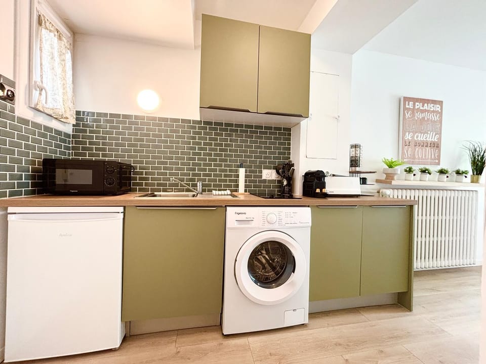 Kitchen or kitchenette, stove, toaster, washing machine