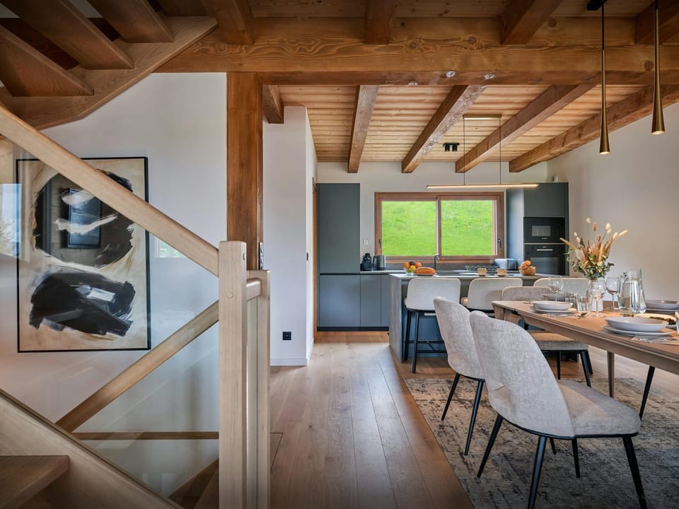 Kitchen or kitchenette, Dining area