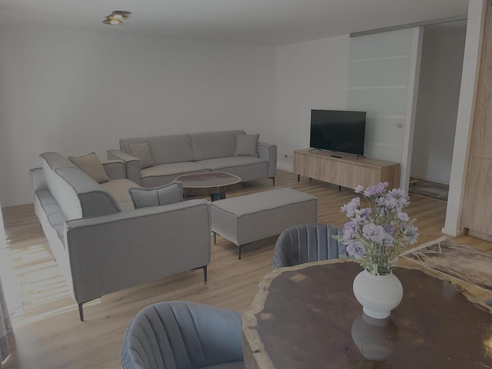 TV and multimedia, Living room, Seating area, Evening entertainment