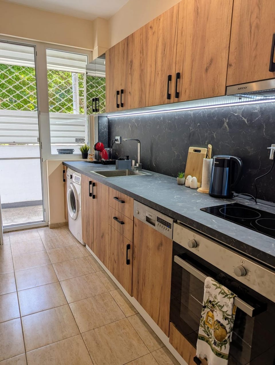 Coffee/tea facilities, Kitchen or kitchenette, dishwasher, stove
