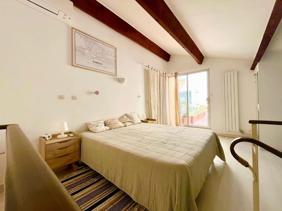Bed, Photo of the whole room, Bedroom, towels, air conditioner