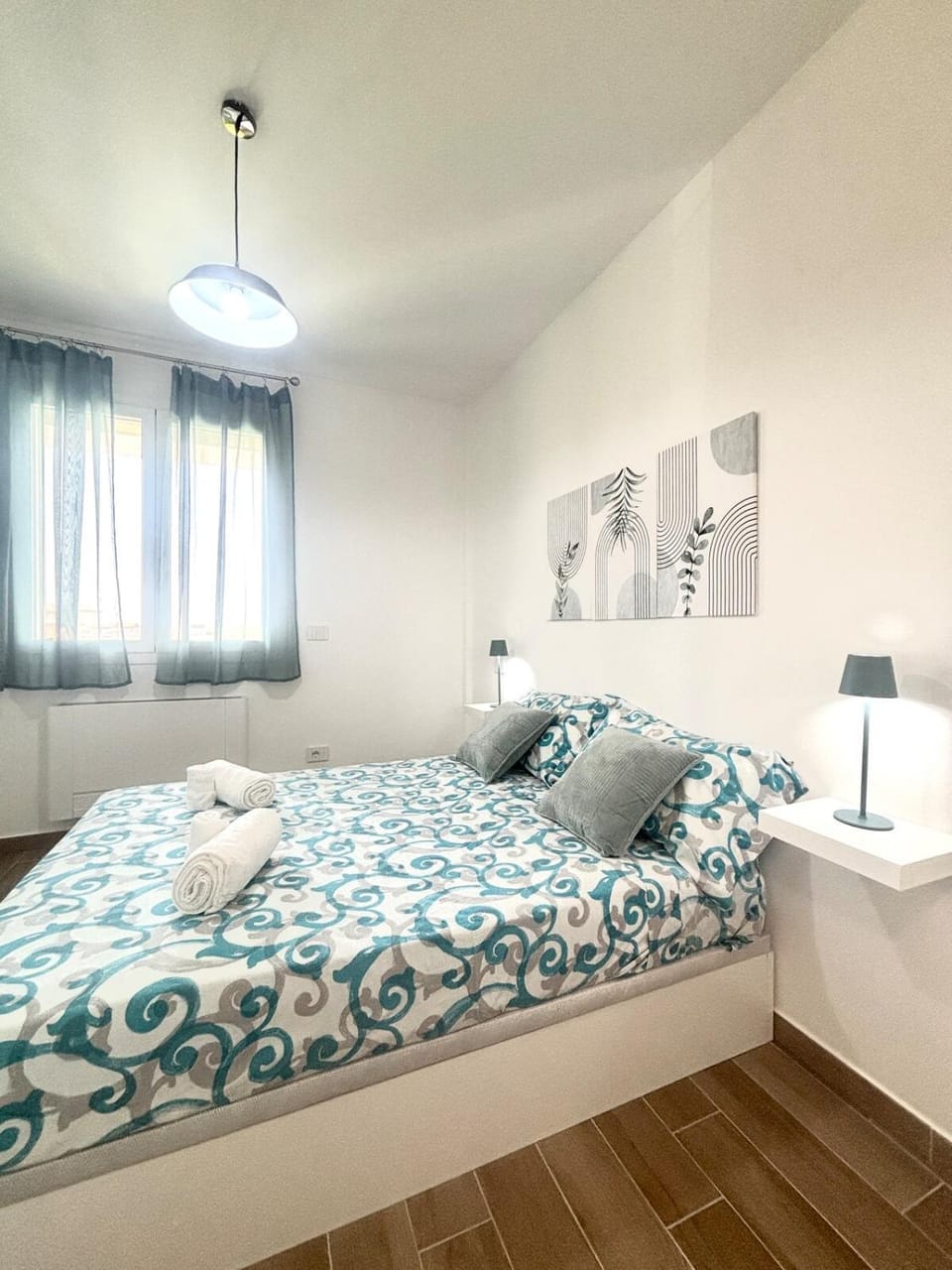 Photo of the whole room, Bedroom