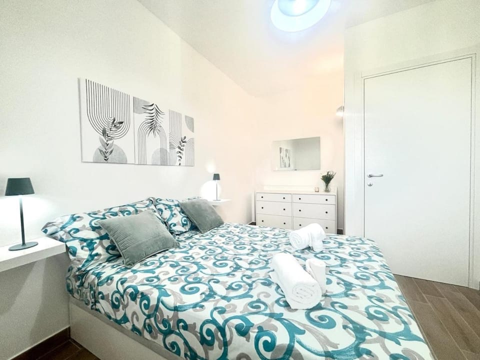 Photo of the whole room, Bedroom, towels