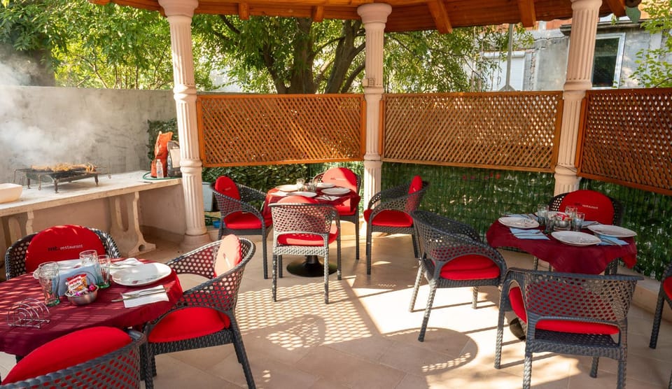 Patio, Restaurant/places to eat, Banquet/Function facilities