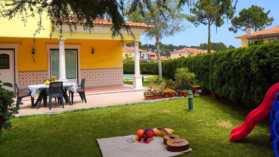 Property building, Patio, Day, Garden, Dining area, Garden view