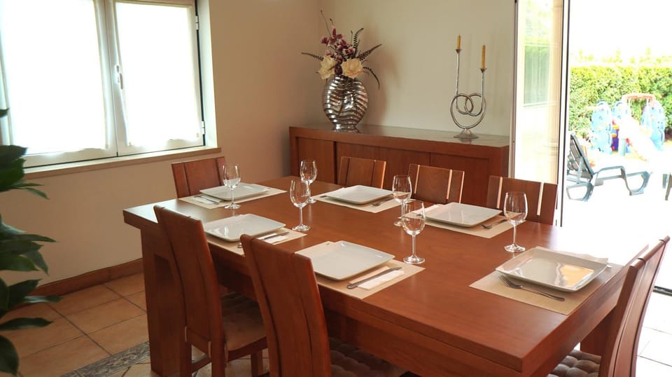 Seating area, Dining area, Food