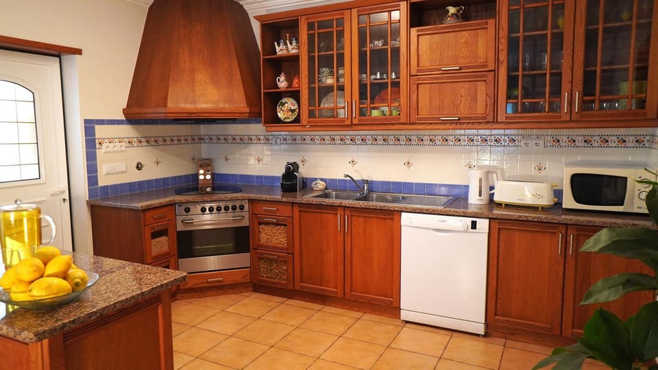 Coffee/tea facilities, dishwasher, oven, stove, toaster