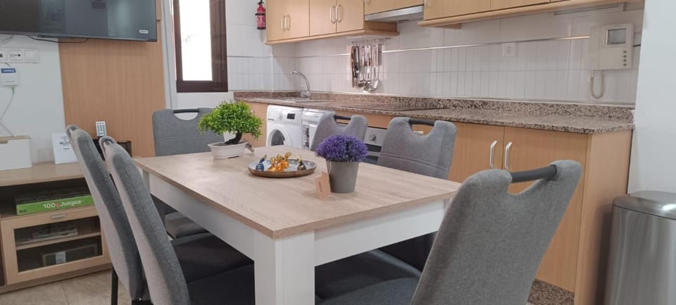 TV and multimedia, Coffee/tea facilities, Kitchen or kitchenette, Living room, Dining area, stove