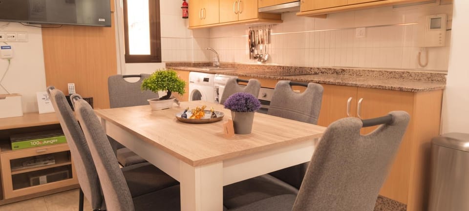 Coffee/tea facilities, Kitchen or kitchenette, Living room, Dining area