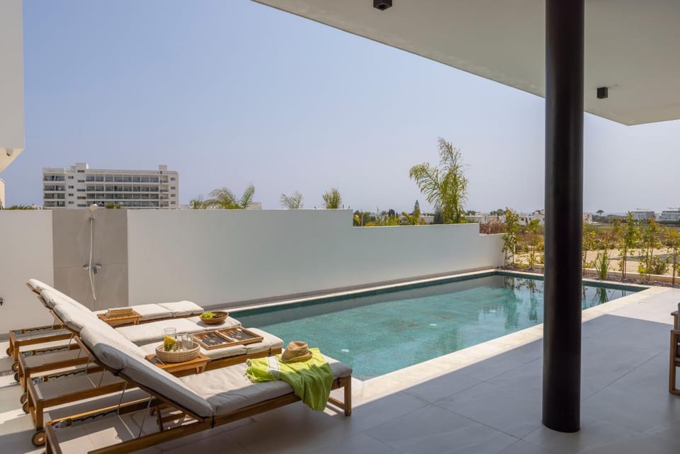 Swimming pool, sunbed