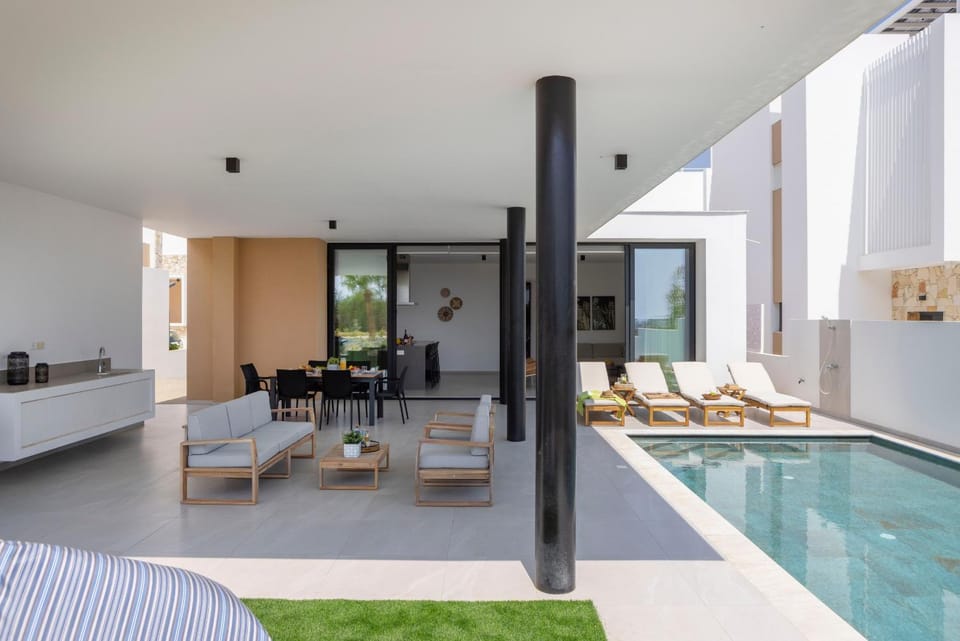 Patio, Swimming pool, sunbed