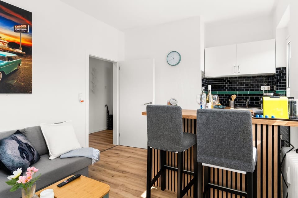 Coffee/tea facilities, Kitchen or kitchenette, Living room, Seating area, Dining area