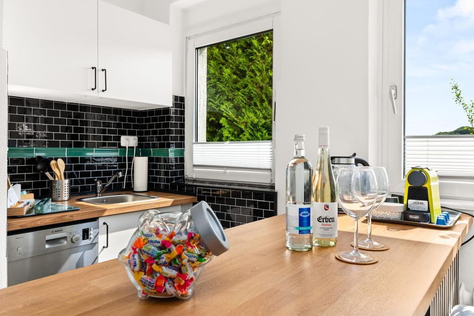Kitchen or kitchenette, Food and drinks, Dining area, Food, stove