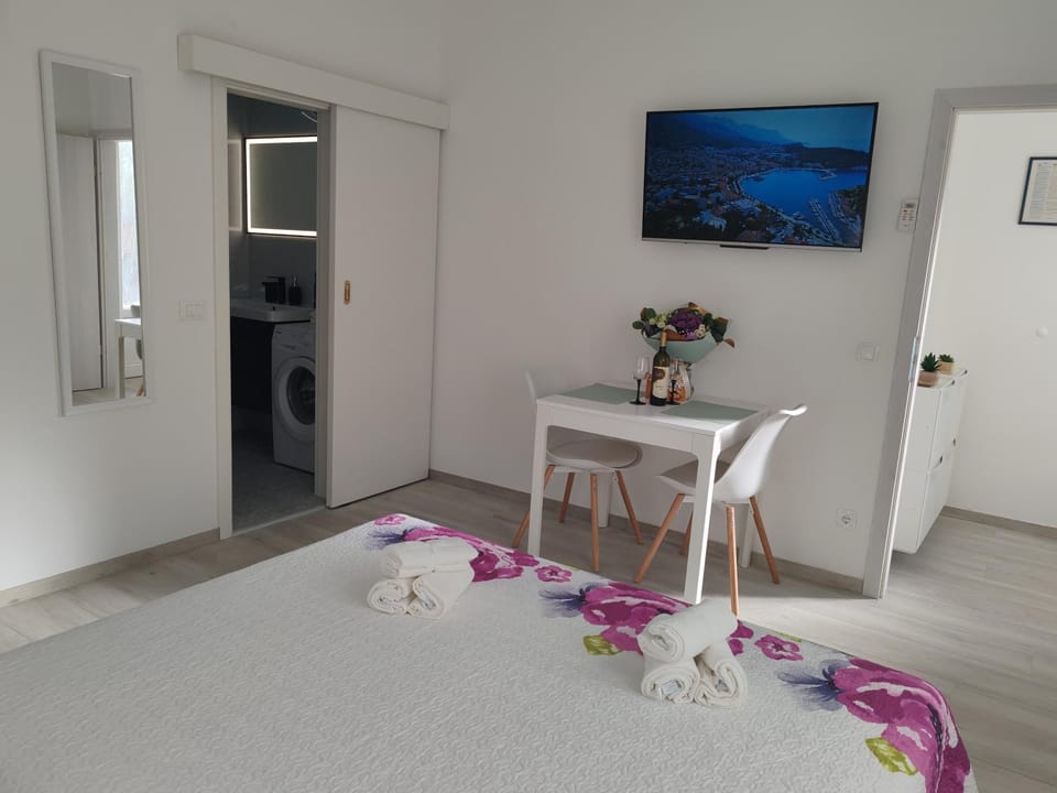 Bed, Bathroom, Bedroom, towels