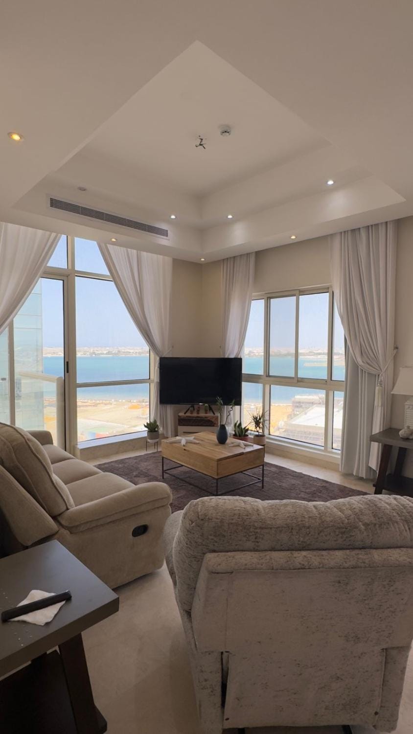 Communal lounge/ TV room, Natural landscape, TV and multimedia, Living room, Seating area, Evening entertainment, Sea view