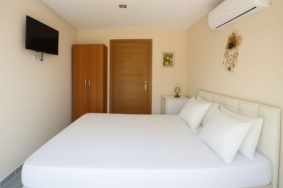 Bed, TV and multimedia, Photo of the whole room, Bedroom, wardrobe, air conditioner