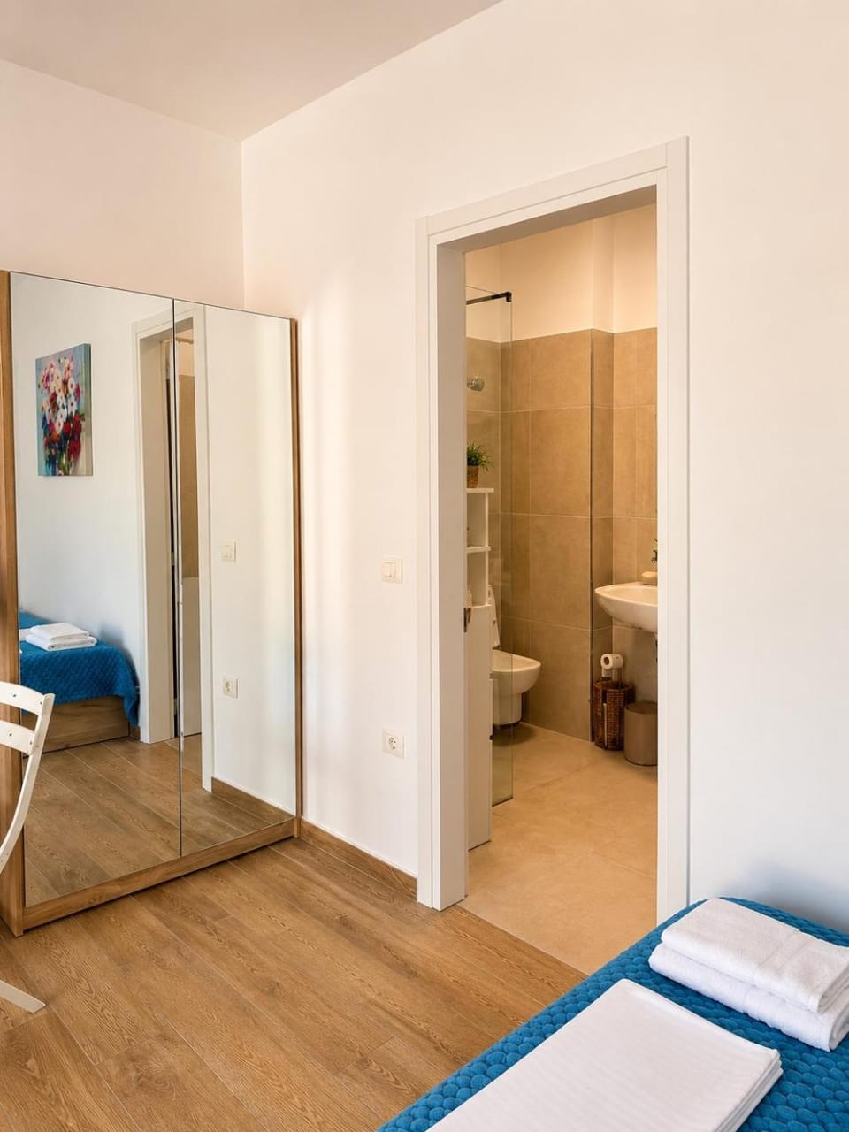 Flower Cozy Flat Santorini 5 Minutes Walking From the Sea Free Parking Apartment in Vlorë County, Albania