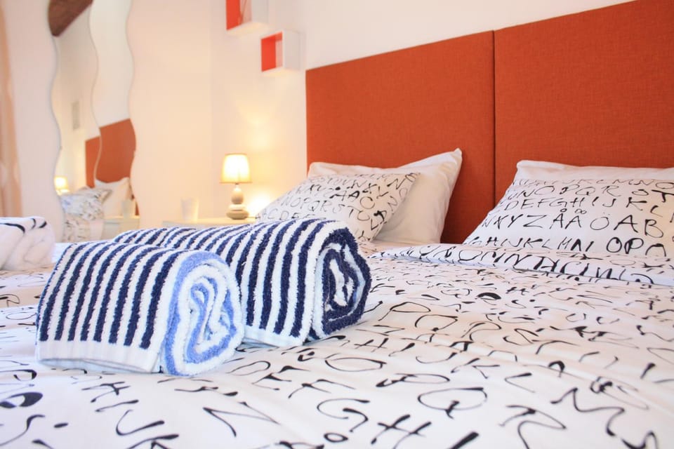 Bed, Other, Photo of the whole room, Decorative detail, Bedroom