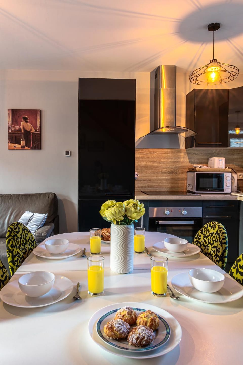 Kitchen or kitchenette, Dining area