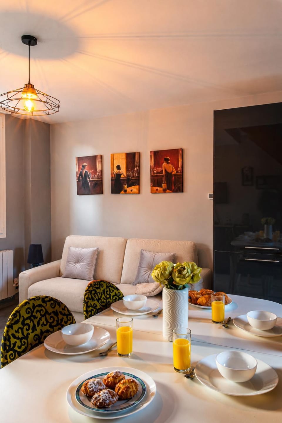 Bed, Living room, Seating area, Dining area