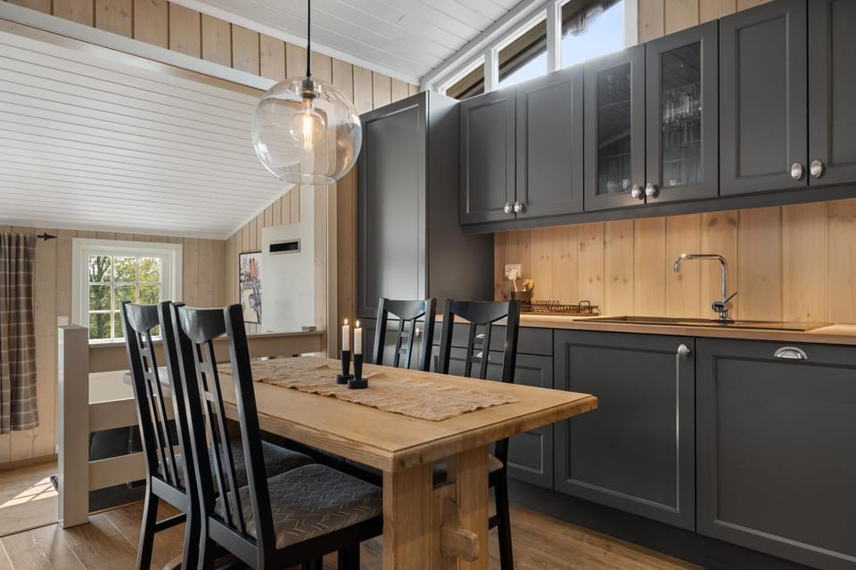 Kitchen or kitchenette, Dining area, stove