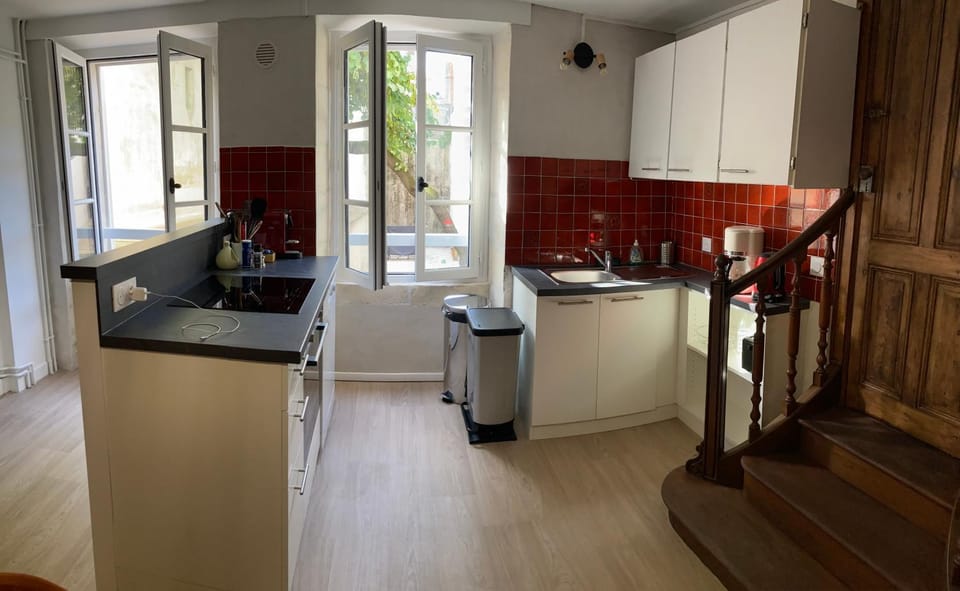 Coffee/tea facilities, dishwasher, oven, stove