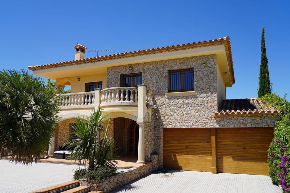 Property building, Facade/entrance, Off site
