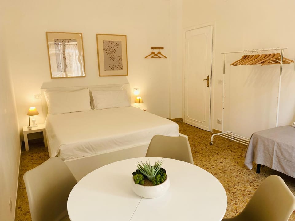 Bed, Photo of the whole room, Seating area, Dining area, Bedroom