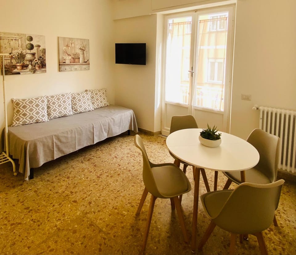 Communal lounge/ TV room, Bed, TV and multimedia, Living room, Photo of the whole room, Seating area, Dining area, Bedroom