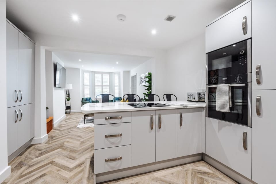 Riverside Work-Stay Free Dedicated Parking Apartment in Warrington