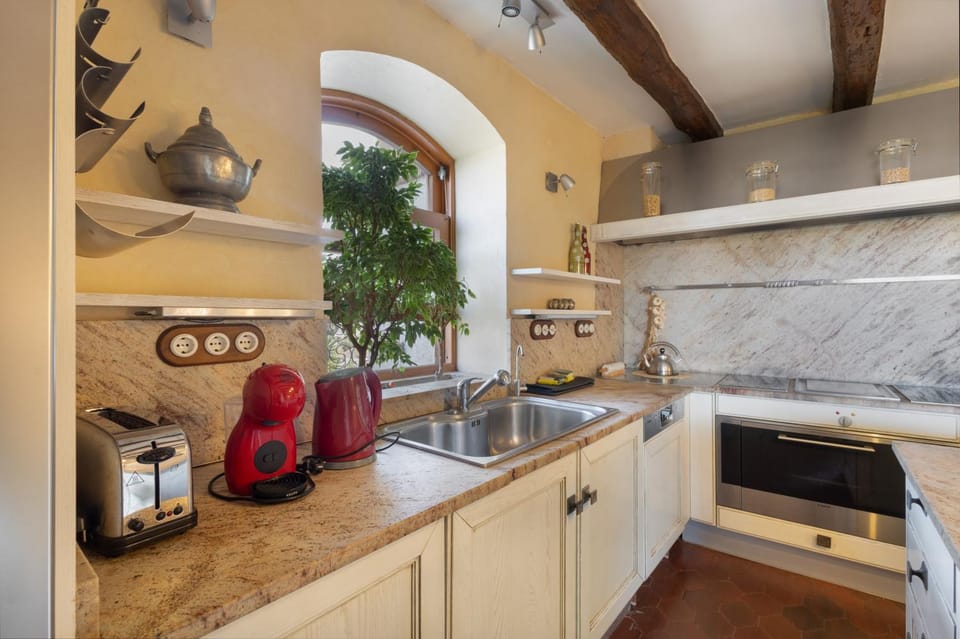 Kitchen or kitchenette, Living room