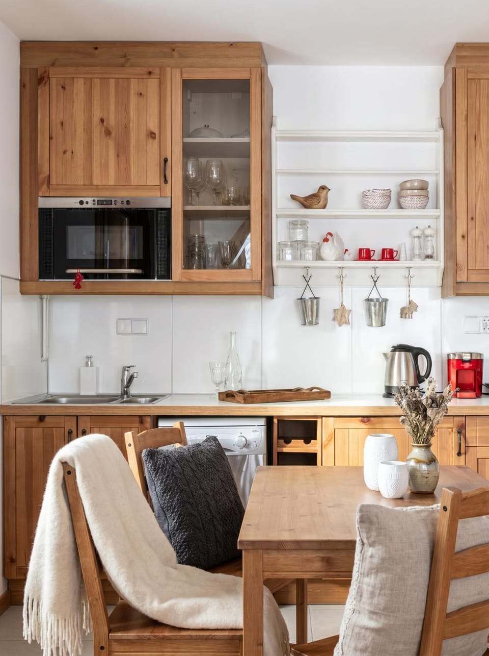 Coffee/tea facilities, Kitchen or kitchenette, Living room, Seating area, Dining area, minibar, pet friendly, stove, toaster