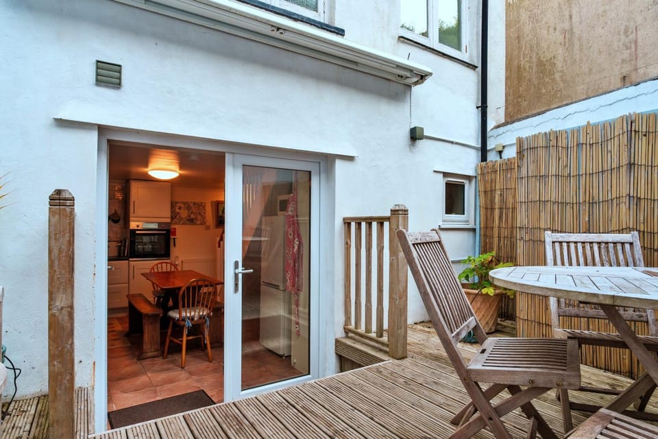 Property building, Balcony/Terrace, Seating area