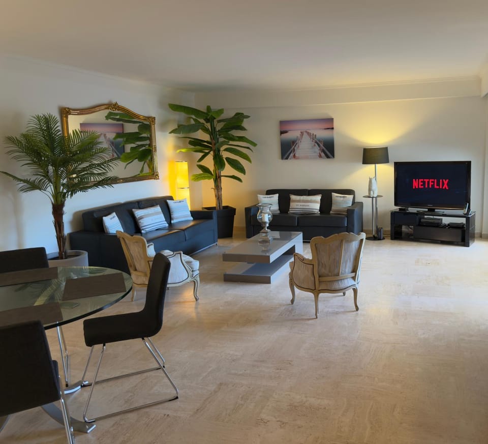 TV and multimedia, Living room, Evening entertainment