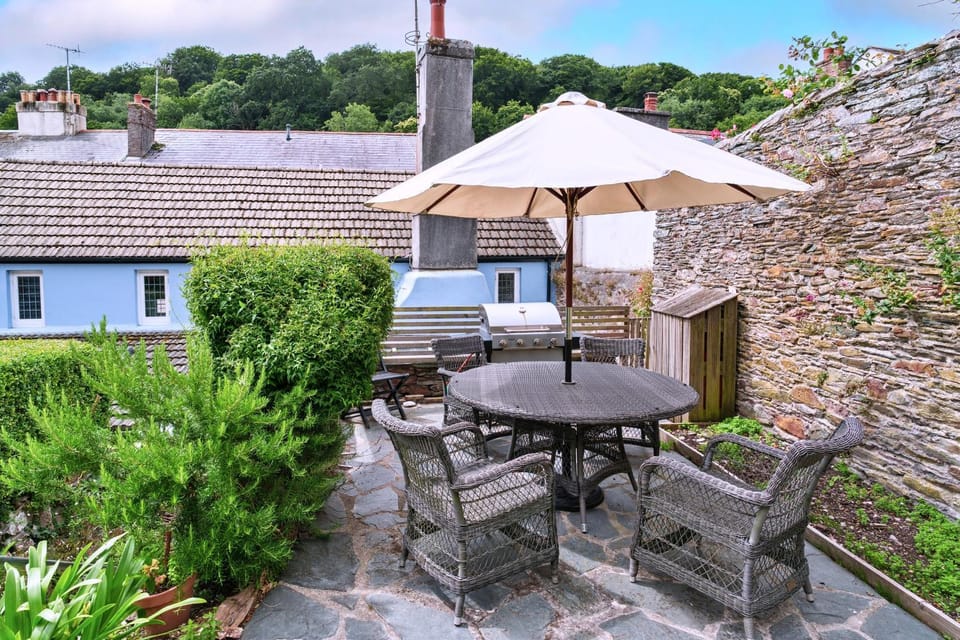 Property building, Patio, Spring, Day, Natural landscape, Garden, Dining area, Garden view