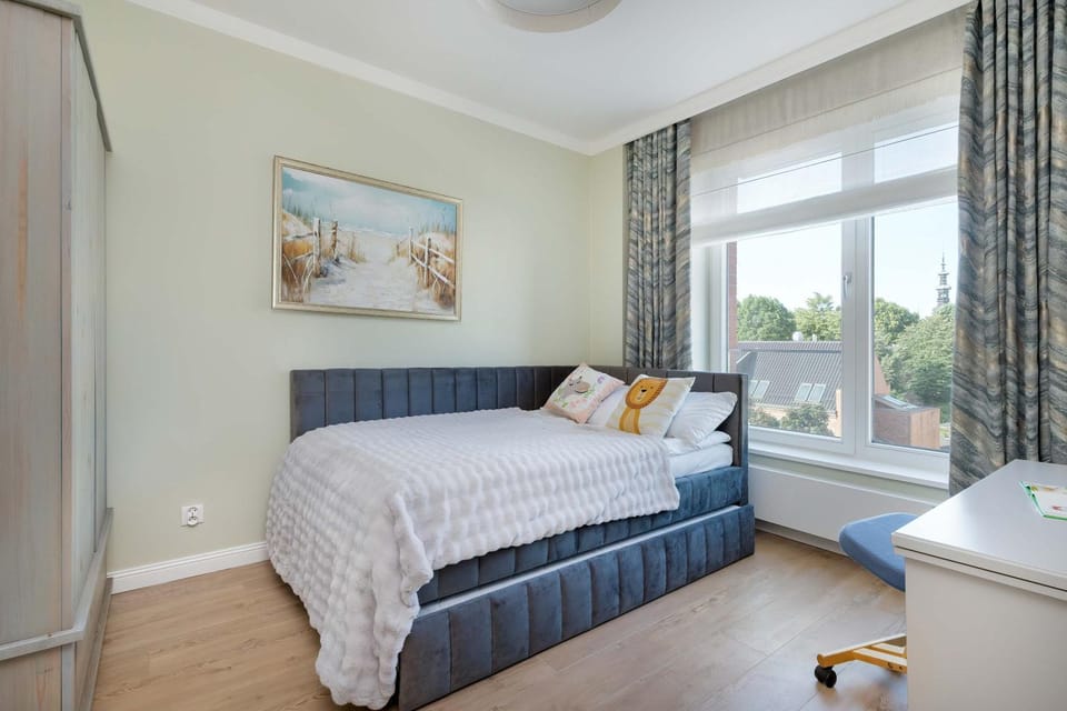 Bed, Photo of the whole room, Seating area, Bedroom