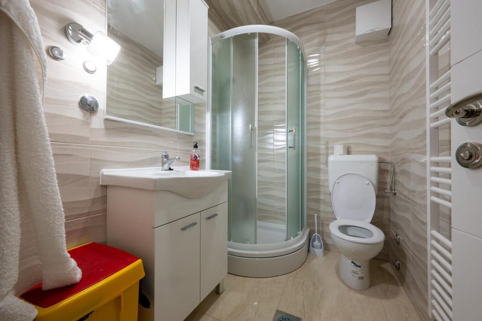 Shower, Toilet, Bathroom, towels