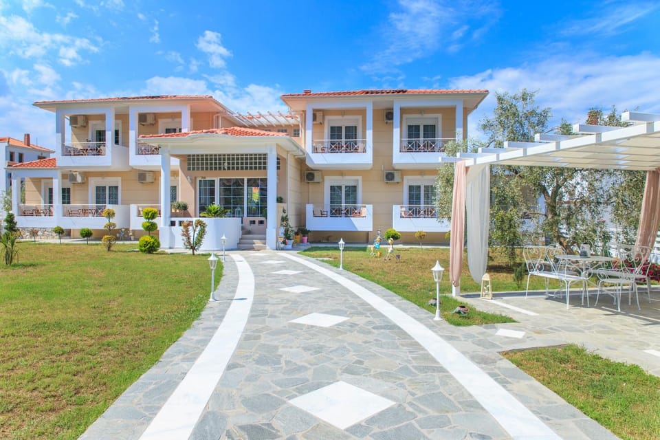 Property building, Patio, Facade/entrance, Garden, Garden view, Area and facilities
