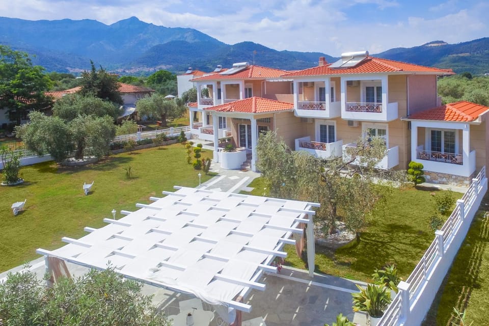Property building, Patio, Facade/entrance, Bird's eye view, Garden, Balcony/Terrace, Floor plan, Area and facilities