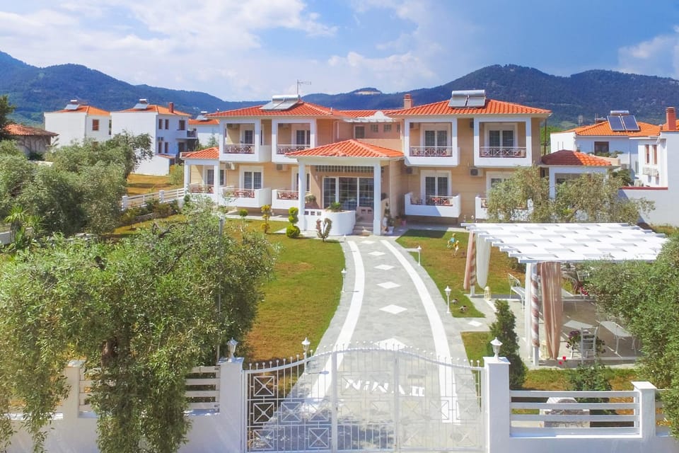 Property building, Patio, Facade/entrance, Bird's eye view, Garden, Area and facilities