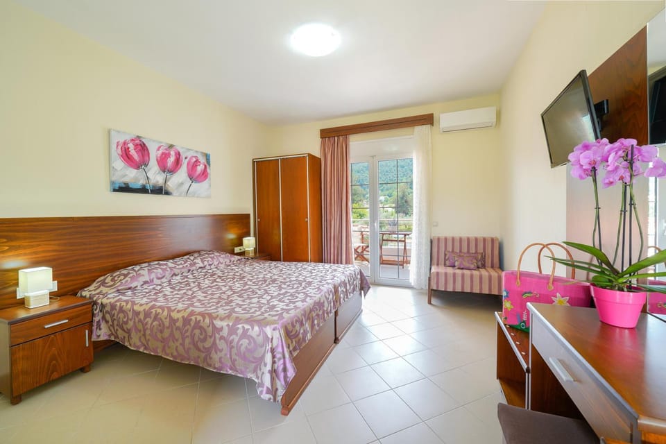 Bed, TV and multimedia, Balcony/Terrace, Photo of the whole room, Bedroom, Area and facilities