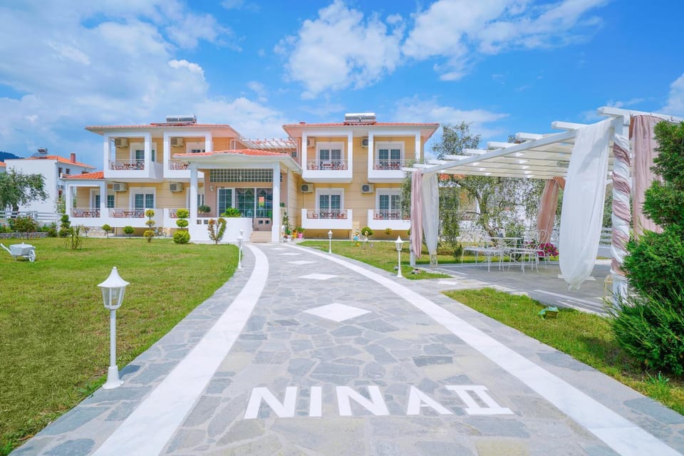 Property building, Patio, Facade/entrance, Garden, Garden view, Area and facilities