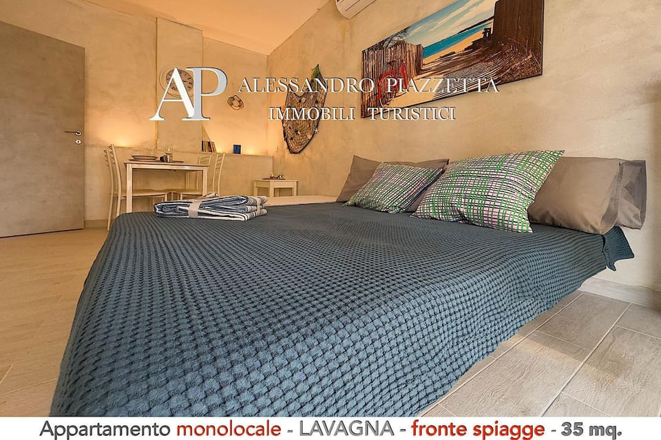 Bed, Photo of the whole room, towels