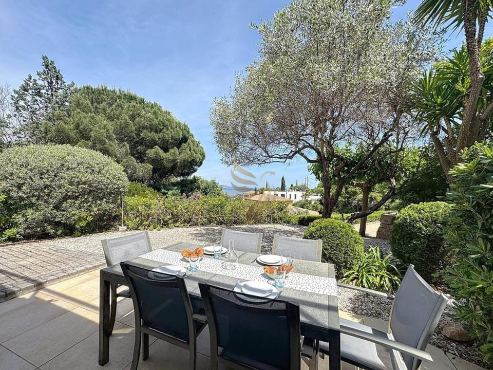Sea View Garden Vue mer, jardin terrain pétanque Apartment in Roquebrune-sur-Argens