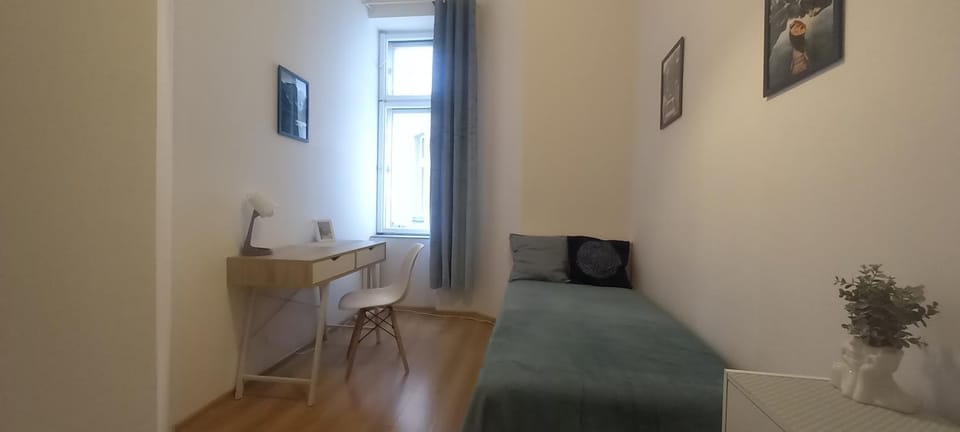 Bed, Photo of the whole room, Seating area
