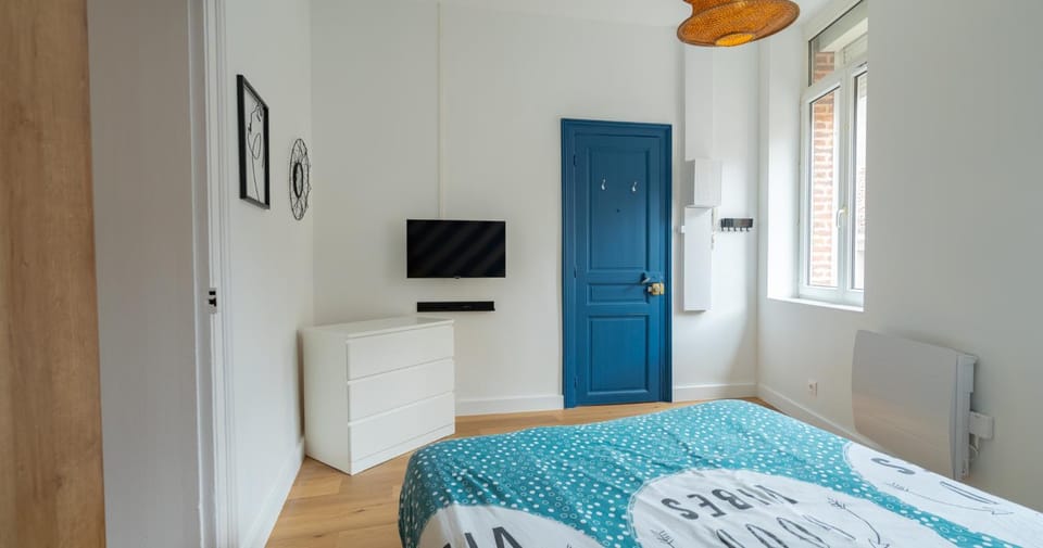 Bed, TV and multimedia, Photo of the whole room, Bedroom