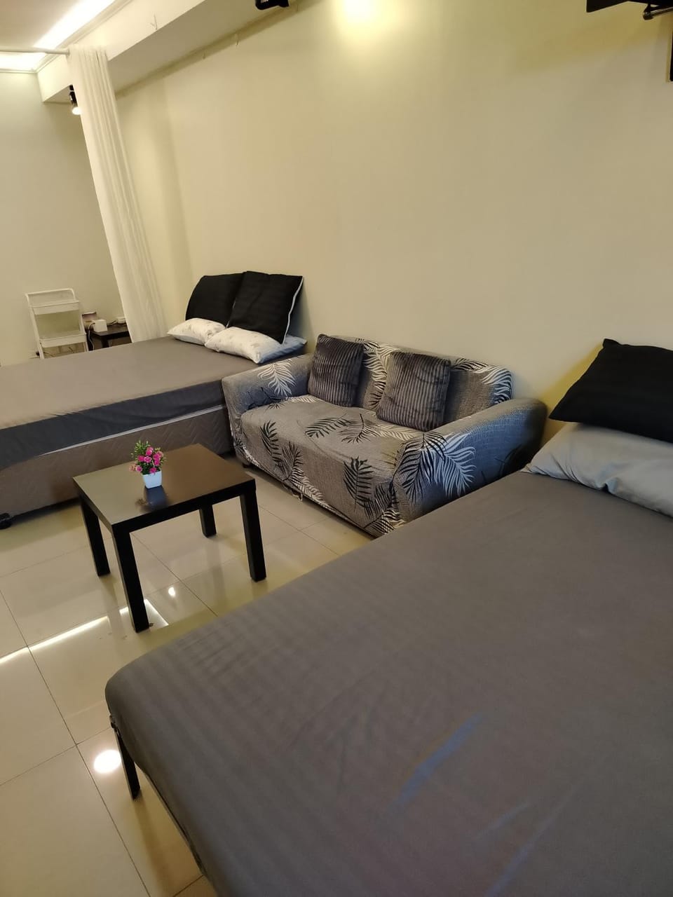 Bed, TV and multimedia, Living room, Photo of the whole room, Seating area, Bedroom