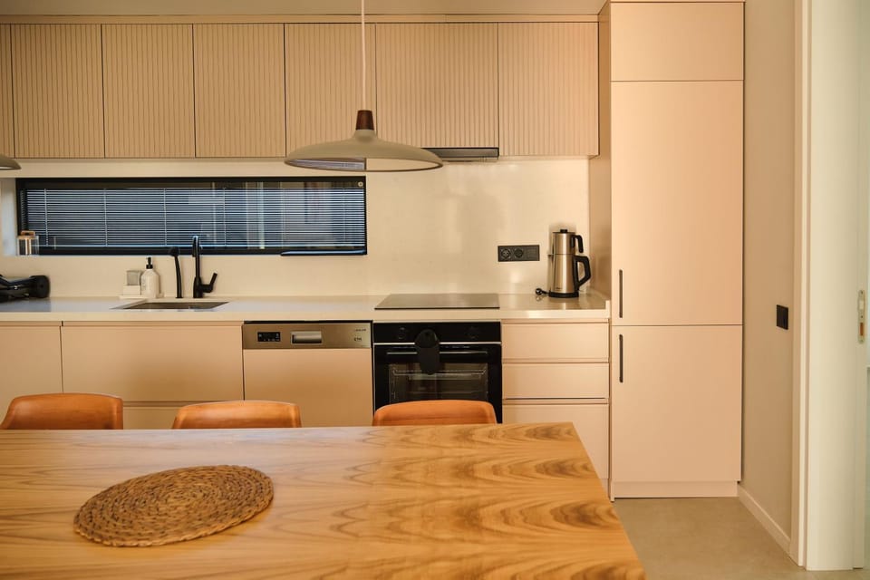 Kitchen or kitchenette, Dining area, stove